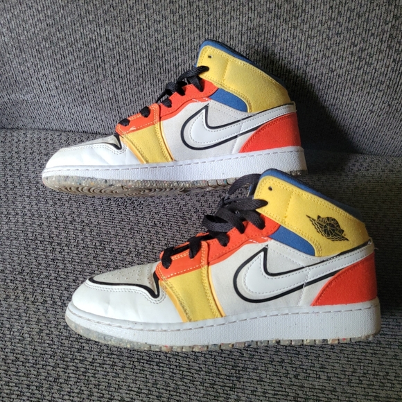 NIKE Air Jordan AJ1 Mid SE - Boys' Grade School  Size 6Y - Picture 5 of 16